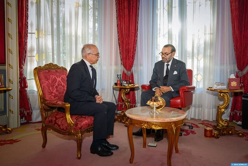 Chakib Benmoussa en discussion avec le Roi Mohammed VI, lors de sa nomination au poste de Haut Commissaire au Plan, Rabat, octobre 2024
